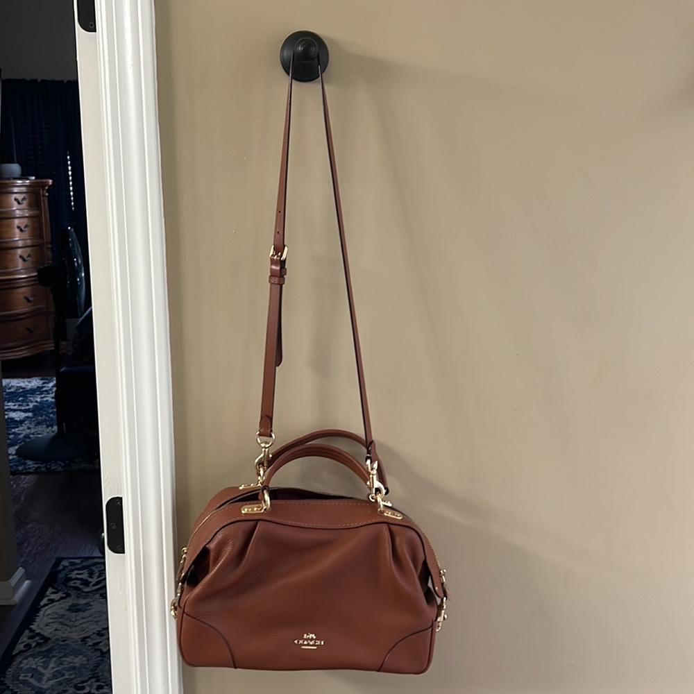 Small size coach purse pretty brown color used once or twice looks like new - Picture 3 of 9
